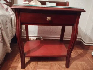 Habitación: Cama, mesilla, armario y aparador