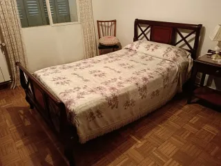 Habitación: Cama, mesilla, armario y aparador