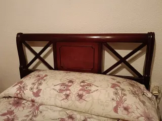 Habitación: Cama, mesilla, armario y aparador