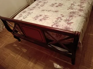 Habitación: Cama, mesilla, armario y aparador