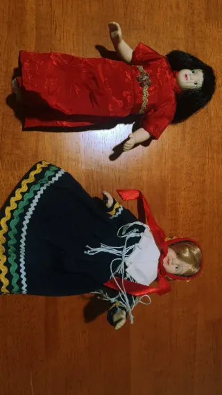 Bambole di porcellana articolate