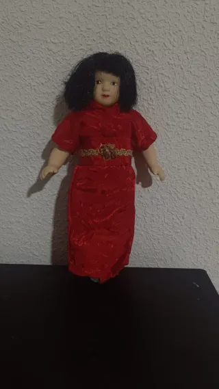 Bambole di porcellana articolate