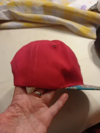 Gorra con flores y A