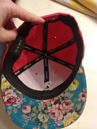 Gorra con flores y A