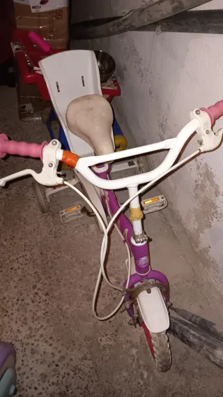 Bicicleta infantil morada y blanca