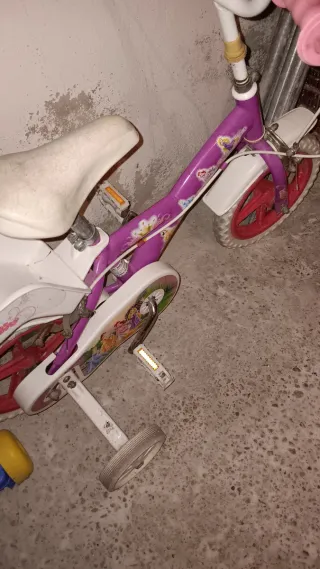 Bicicleta infantil morada y blanca