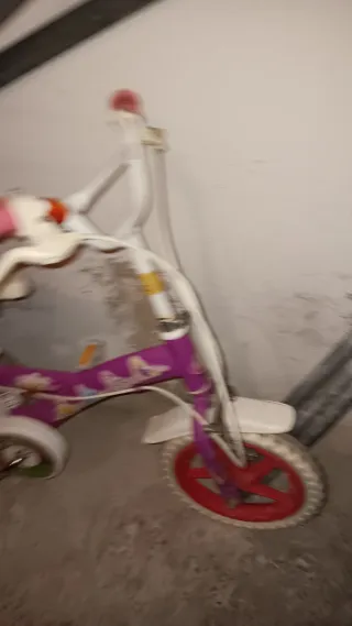 Bicicleta infantil morada y blanca