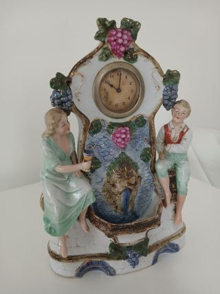 Orologio antico ceramica con statuette