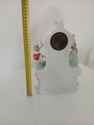 Orologio antico ceramica con statuette