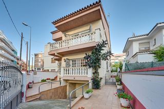 Casa con solárium y garaje en centro de Pineda