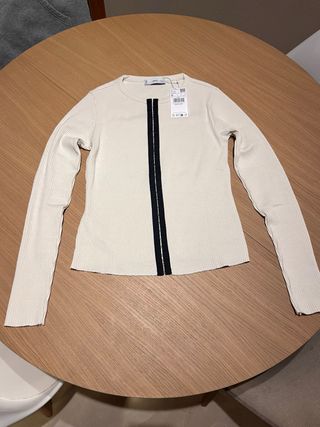 Camiseta Mango Beige con Cremallera Negra