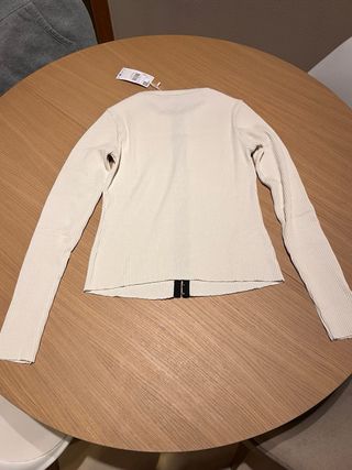 Camiseta Mango Beige con Cremallera Negra