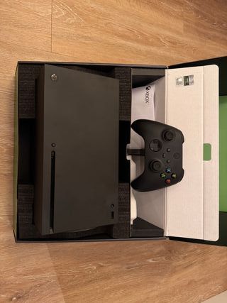 Xbox Series X con mando.