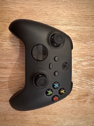 Xbox Series X con mando.