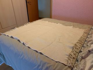 Manta blanca con flecos, tejido duro