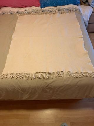 Manta blanca con flecos, tejido duro