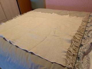 Manta blanca con flecos, tejido duro