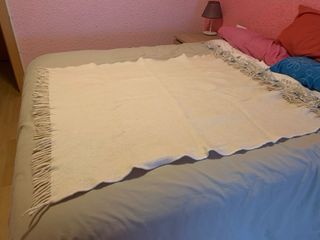 Manta blanca con flecos, tejido duro