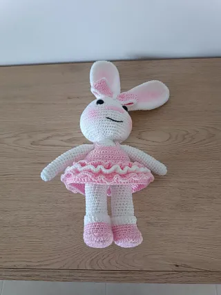 Amigurumi conejita tejida a mano 34 cm de alto