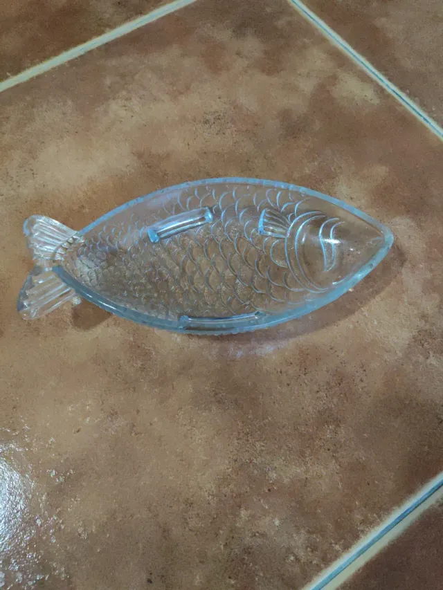 Fontana decorativa in vetro a forma di pesce