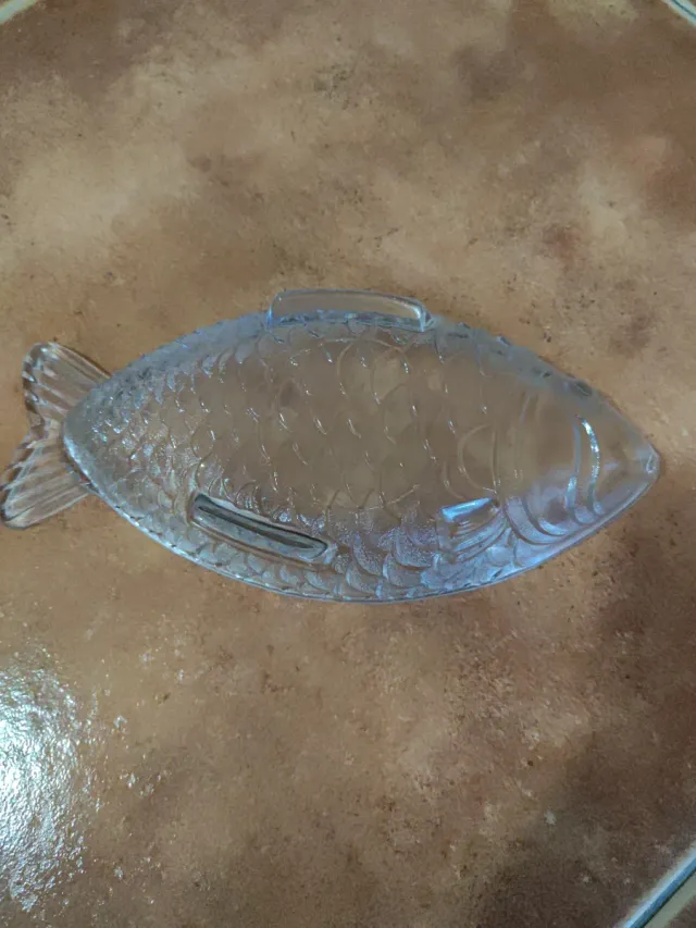 Fontana decorativa in vetro a forma di pesce