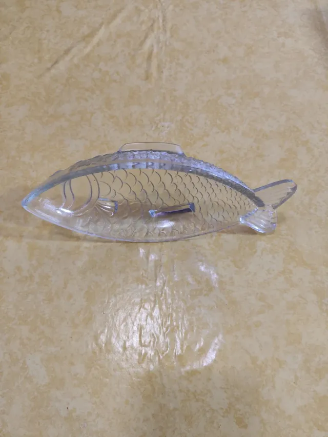 Fontana decorativa in vetro a forma di pesce