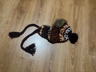 Gorro de invierno con orejeras y pompón