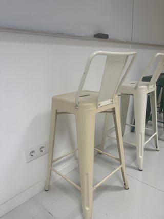 Silla alta de metal color beige