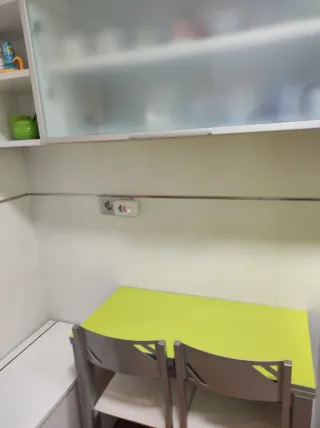 Conjunto mesa+2 sillas+vitrina