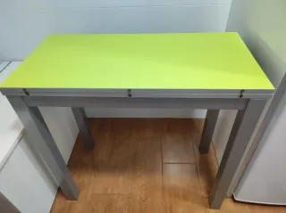 Conjunto mesa+2 sillas+vitrina