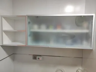 Conjunto mesa+2 sillas+vitrina