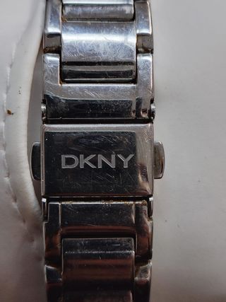 Reloj DKNY plateado con detalles brillantes