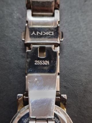 Reloj DKNY plateado con detalles brillantes