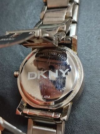 Reloj DKNY plateado con detalles brillantes