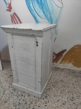 Cómoda o mesilla de noche de madera