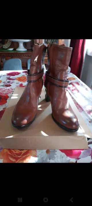 Stivaletti in pelle con tacco