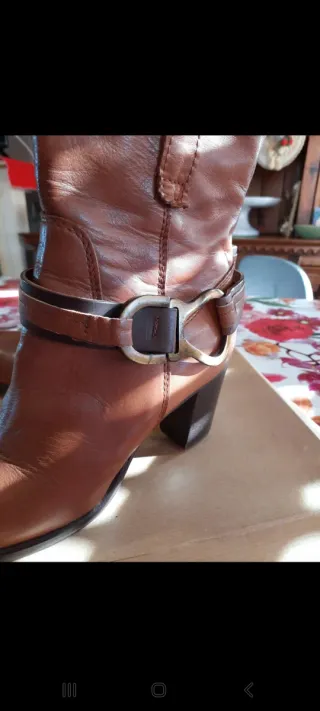 Stivaletti in pelle con tacco