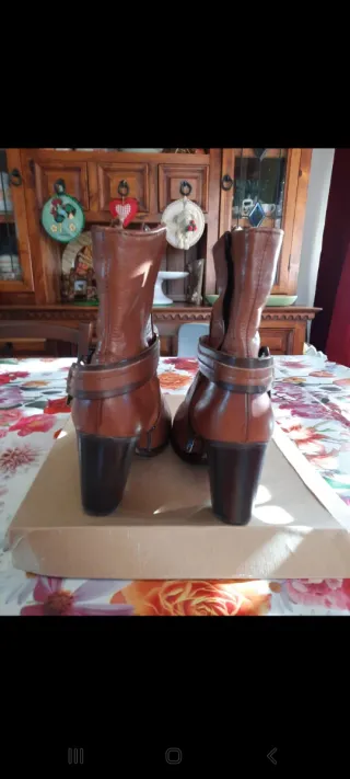 Stivaletti in pelle con tacco