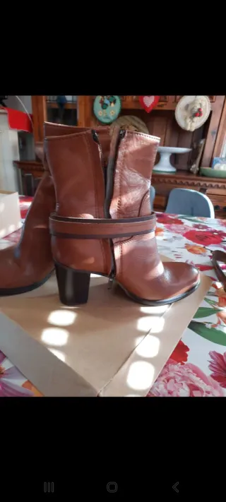 Stivaletti in pelle con tacco