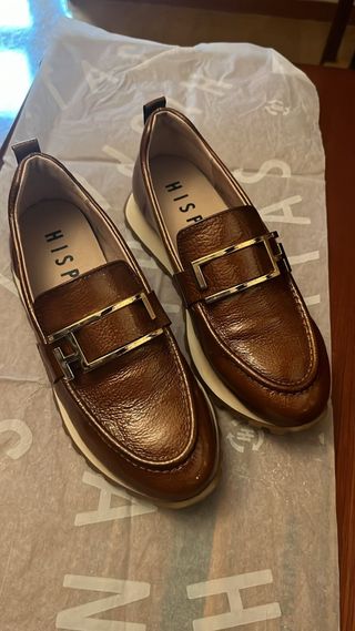 Zapatos Hispanitas Marrones con Hebilla Dorada