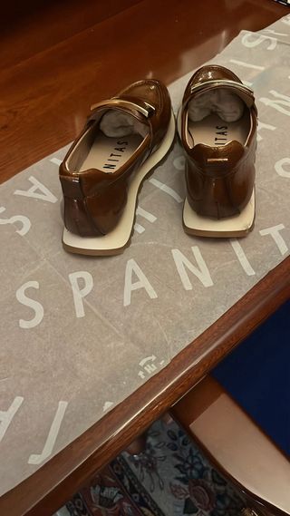 Zapatos Hispanitas Marrones con Hebilla Dorada