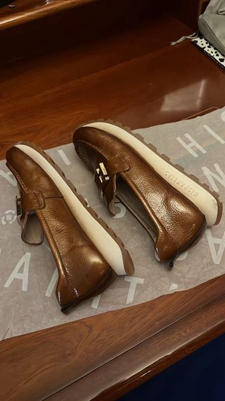 Zapatos Hispanitas Marrones con Hebilla Dorada