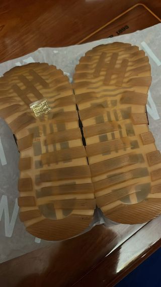 Zapatos Hispanitas Marrones con Hebilla Dorada