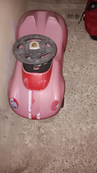 Coche infantil rojo.