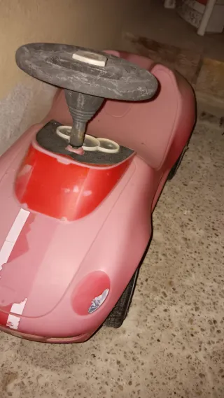 Coche infantil rojo.