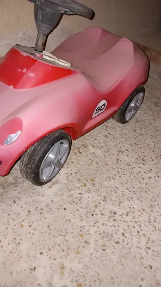 Coche infantil rojo.