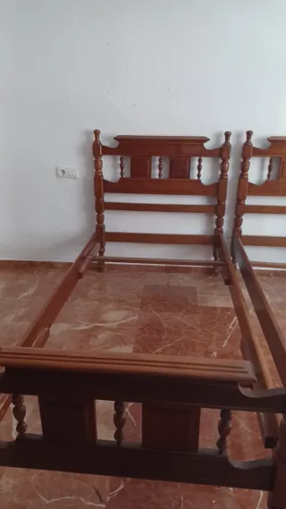 Cama individual de madera. Juego de 2 camas.