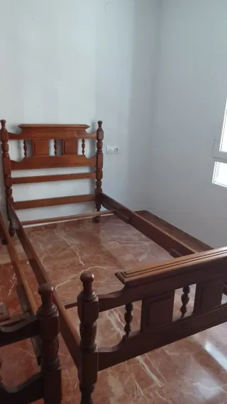 Cama individual de madera. Juego de 2 camas.