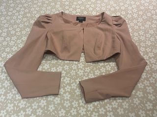 Blazer corto color salmón. Mangas abullonadas.