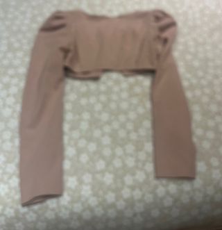 Blazer corto color salmón. Mangas abullonadas.